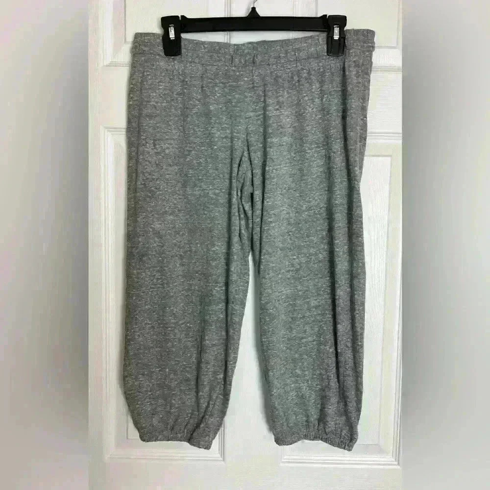 Medium Under Armour gray cropped pants